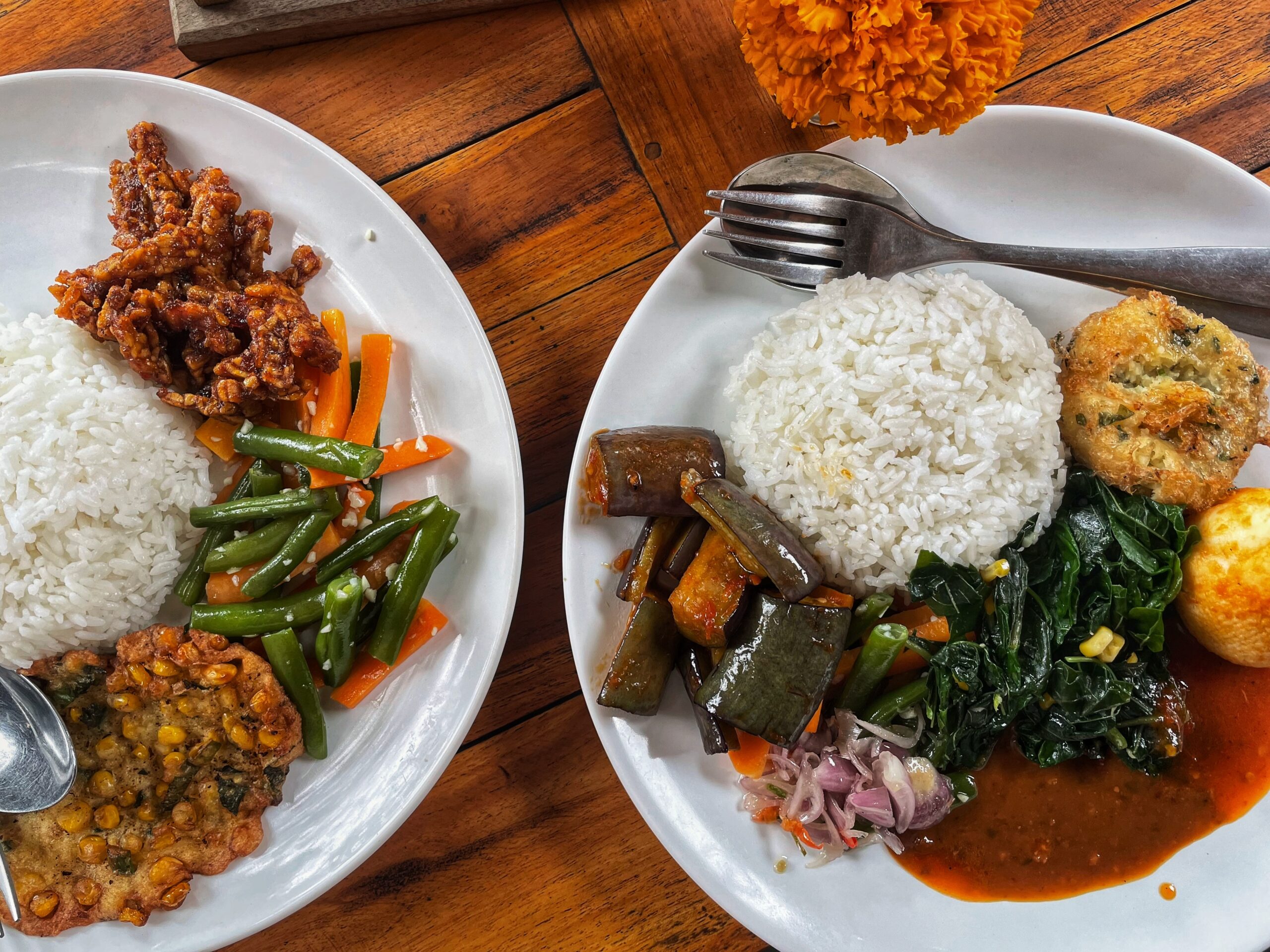 Eerste keer Bali: wat je moet weten (complete gids 2026) Zelf samengesteld bord nasi campur in Ubud