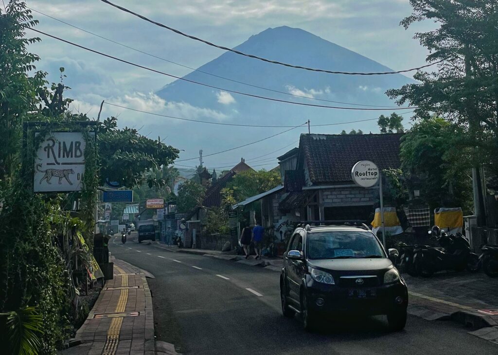 Verplaatsen op Bali met scooter langs rijstvelden