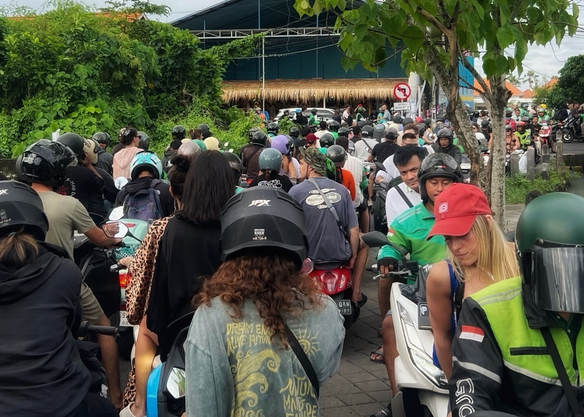 Druk verkeer met scooters op Bali