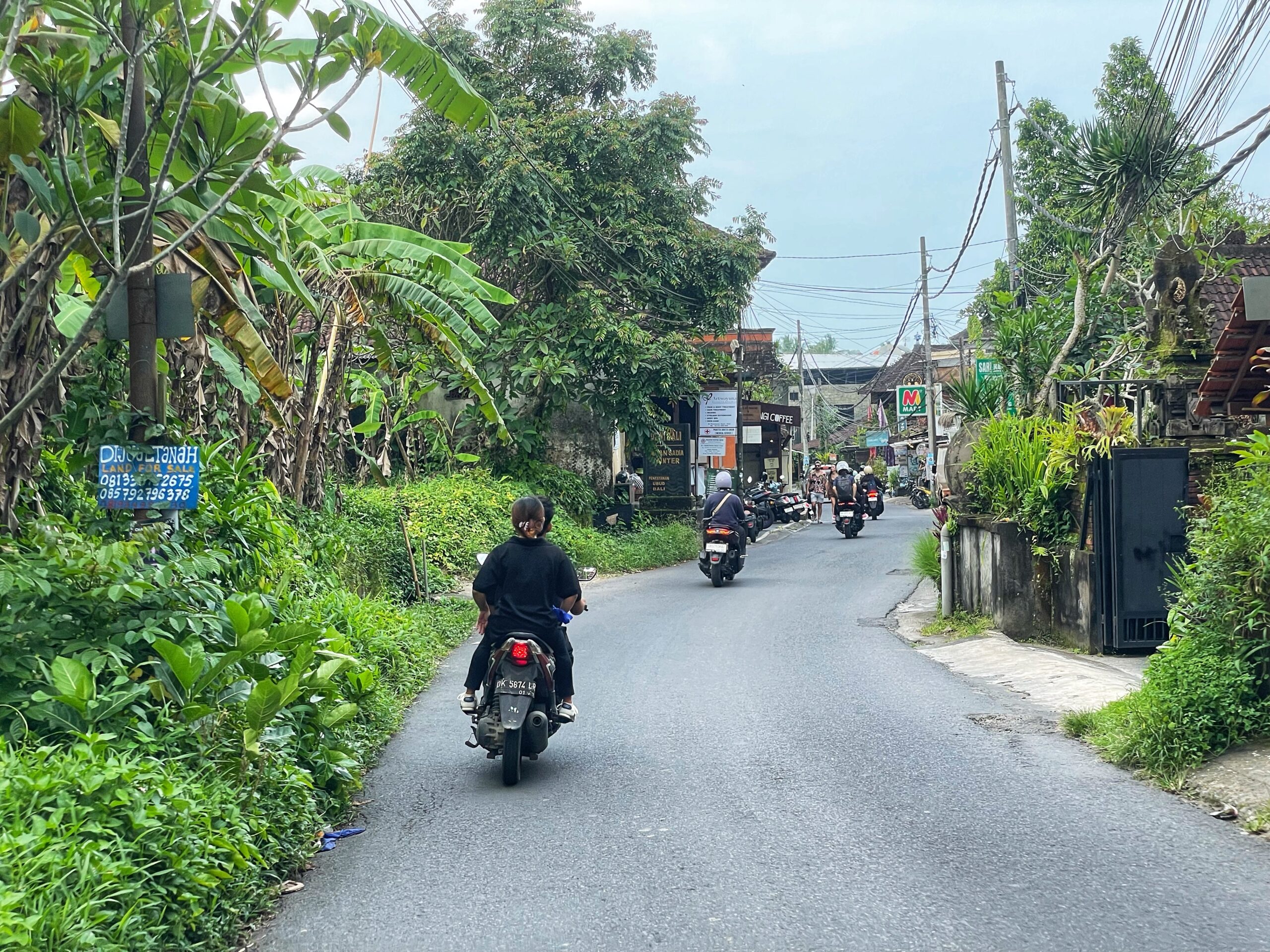Scooter rijden door rustige gebieden op Bali
